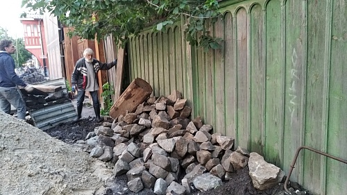 На улице Дзержинского в Тюмени нашли фрагмент старинной мостовой