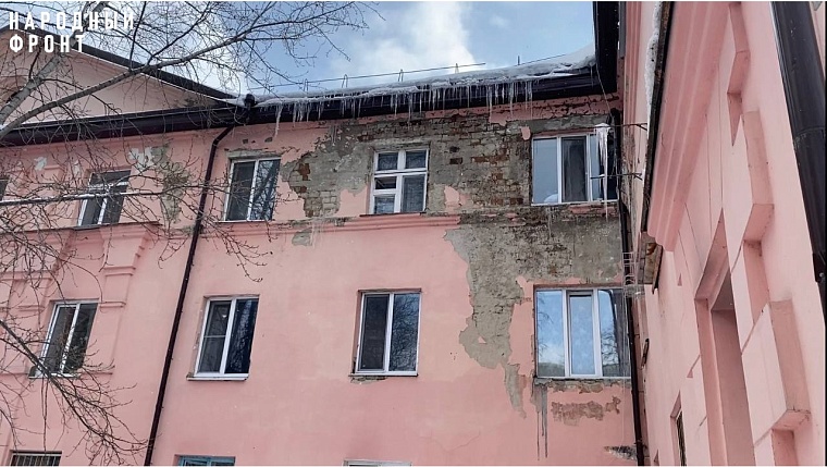 В Тюмени чиновники решили сделать капремонт в развалившемся доме