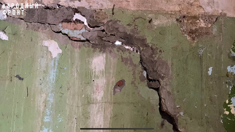 В Тюмени чиновники решили сделать капремонт в развалившемся доме