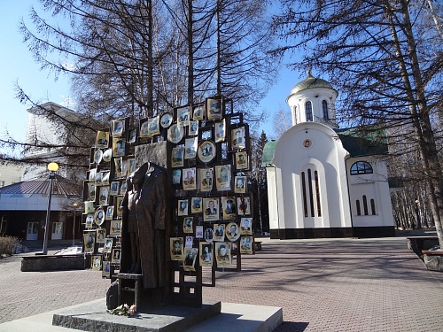 В Тюмени на скульптуре «С чего начинается Родина» обновили фотографии
