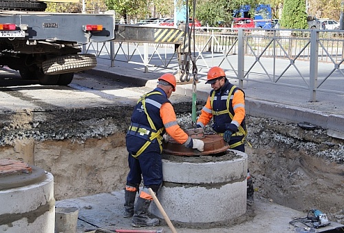 В центре Тюмени неприятный запах заперли усиленной плитой и двойными люками