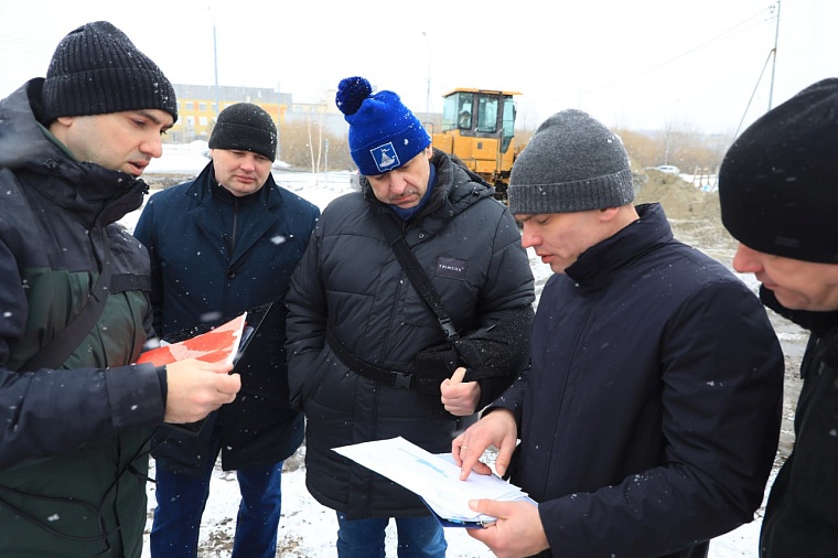 В Тюмени завозят грунт на территории для будущего благоустройства