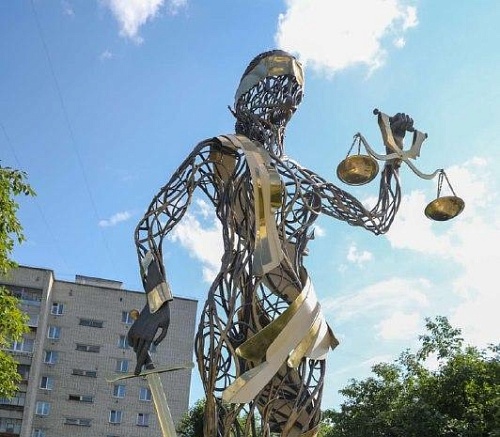 В тюменском сквере Юристов установили арт-объект «Юстиция»