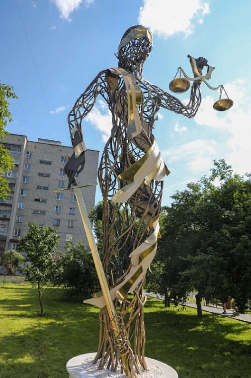 В тюменском сквере Юристов установили арт-объект «Юстиция»
