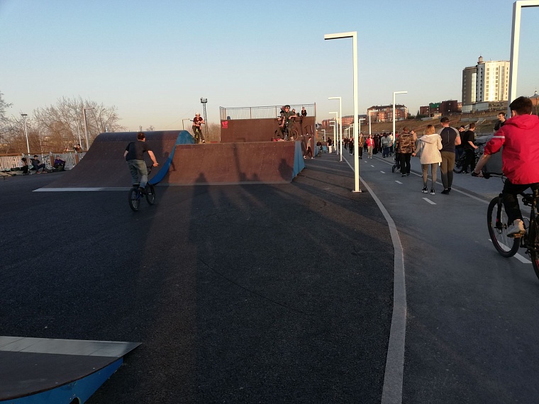 Набережная на левом берегу Туры пользуется популярностью