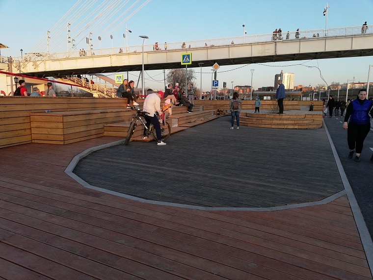 Набережная на левом берегу Туры пользуется популярностью