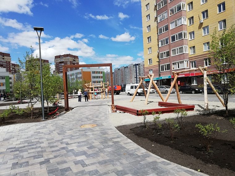 Благоустроенный сквер на Линейной пользуется популярностью у тюменских школьников