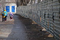 Школьный сквер огородили для благоустройства, но собак можно выгуливать