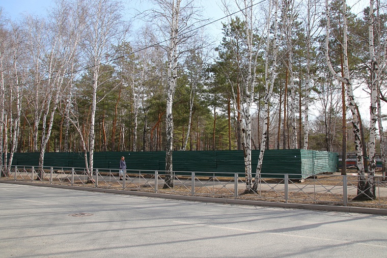 Школьный сквер огородили для благоустройства, но собак можно выгуливать