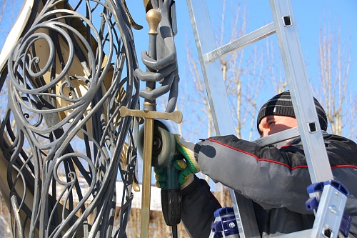 В тюменском сквере Юристов обновляют арт-объект «Юстиция»