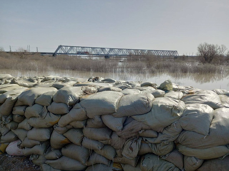 В Ишиме завершают укрепление дамбы