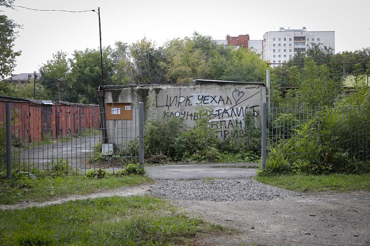 Студгородок на Мельникайте: здания прошлого века, заросший пруд и граффити