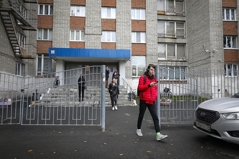 Студгородок на Мельникайте: здания прошлого века, заросший пруд и граффити