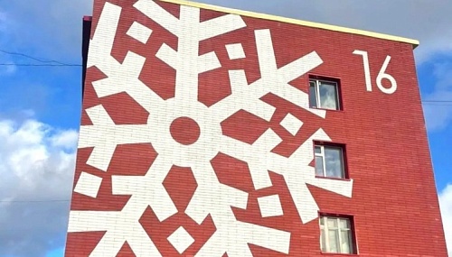 В Лабытнанги многоквартирные дома утеплили снежинками