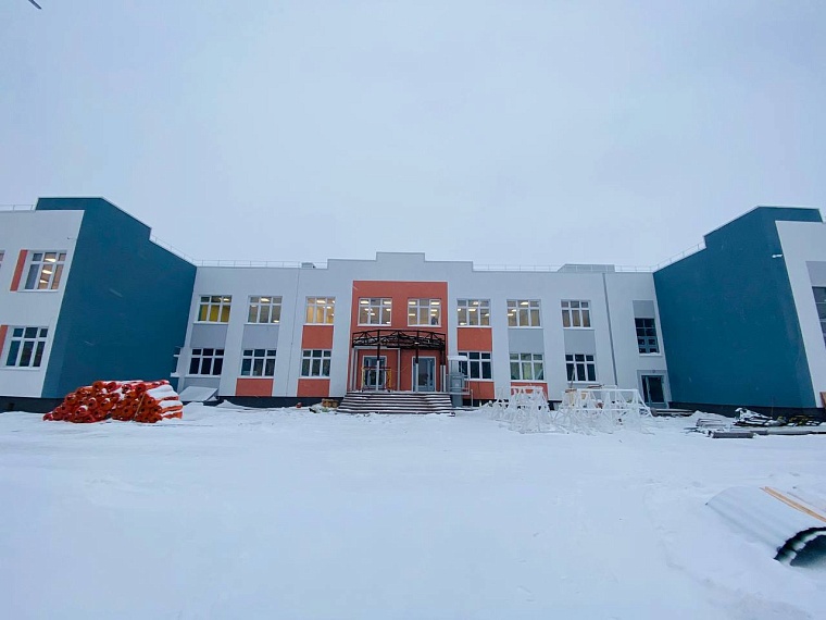 В Уватском районе завершают строительство школы с дошкольным отделением