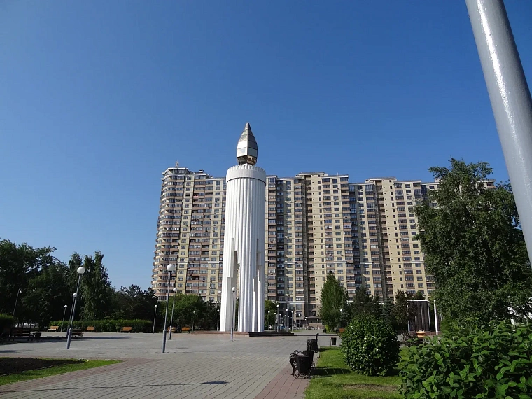 Сегодня у Свечи памяти в Тюмени начнут менять стекла на новые с подсветкой