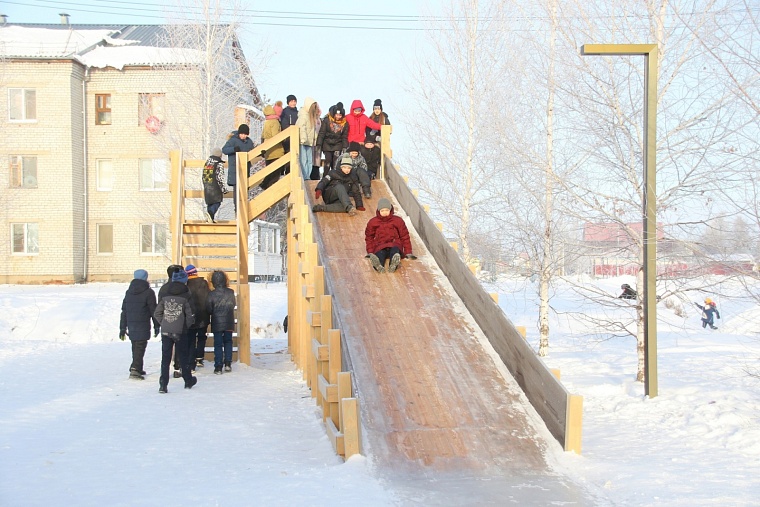 Тюменцы гуляют в парках и скверах, благоустроенных в рамках нацпроекта
