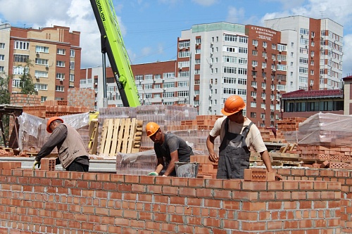 В Тюмени начали возводить стены нового здания школы на улице Красных Зорь