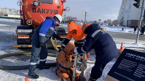 В Тюмени водоканал устраняет утечки из земли