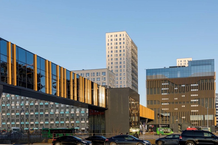 Жилые высотки на Мысу соединили теплыми надземными переходами с торговым центром