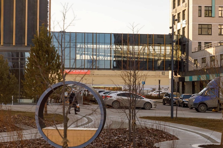 Жилые высотки на Мысу соединили теплыми надземными переходами с торговым центром