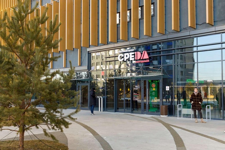 Жилые высотки на Мысу соединили теплыми надземными переходами с торговым центром