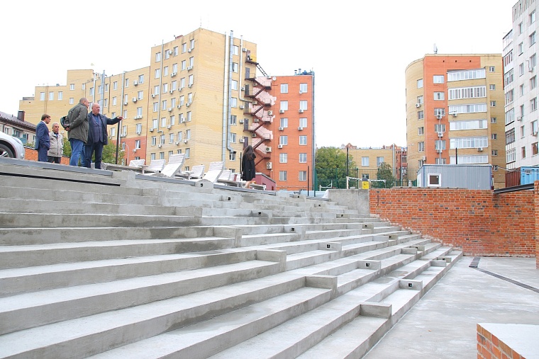 В центре Тюмени на месте парковки построили амфитеатр из элементов здания аптекарских складов