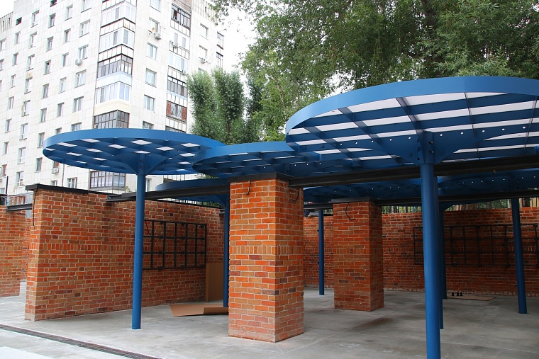 В центре Тюмени на месте парковки построили амфитеатр из элементов здания аптекарских складов