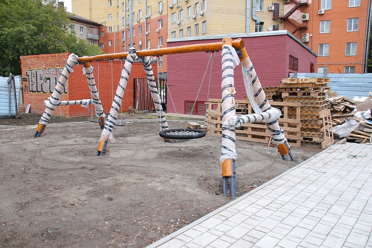 В центре Тюмени на месте парковки построили амфитеатр из элементов здания аптекарских складов