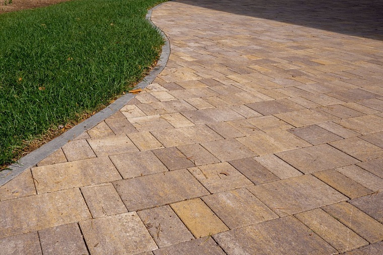 Благоустраиваем участок дома. Примеры преображения с помощью тротуарной плитки