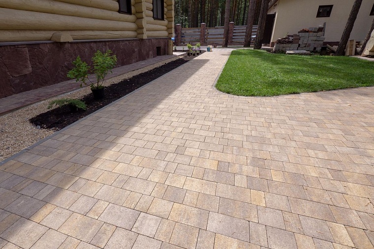 Благоустраиваем участок дома. Примеры преображения с помощью тротуарной плитки