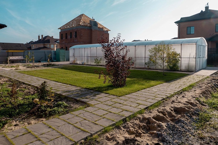 Благоустраиваем участок дома. Примеры преображения с помощью тротуарной плитки