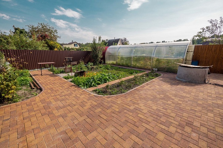 Благоустраиваем участок дома. Примеры преображения с помощью тротуарной плитки