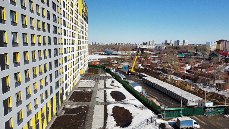 Купились на картинку! Тюменцы жалуются, что застройщик строит дом на их парковке