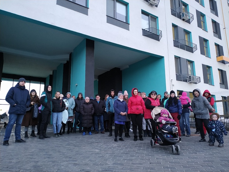 Купились на картинку! Тюменцы жалуются, что застройщик строит дом на их парковке