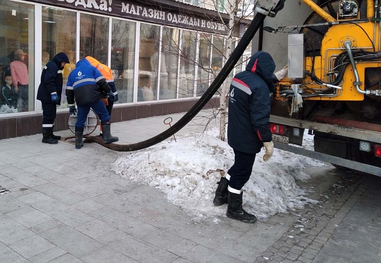 У дома на пешеходной улице Дзержинского ликвидировали очередной засор в канализации