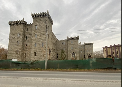 Под Тюменью на торги выставили недостроенный замок