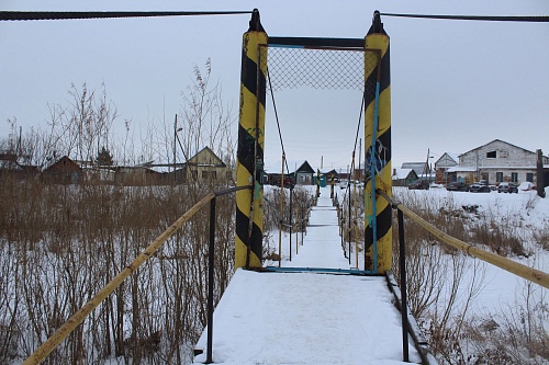 В Ишиме демонтируют пешеходный мост через реку Мергень