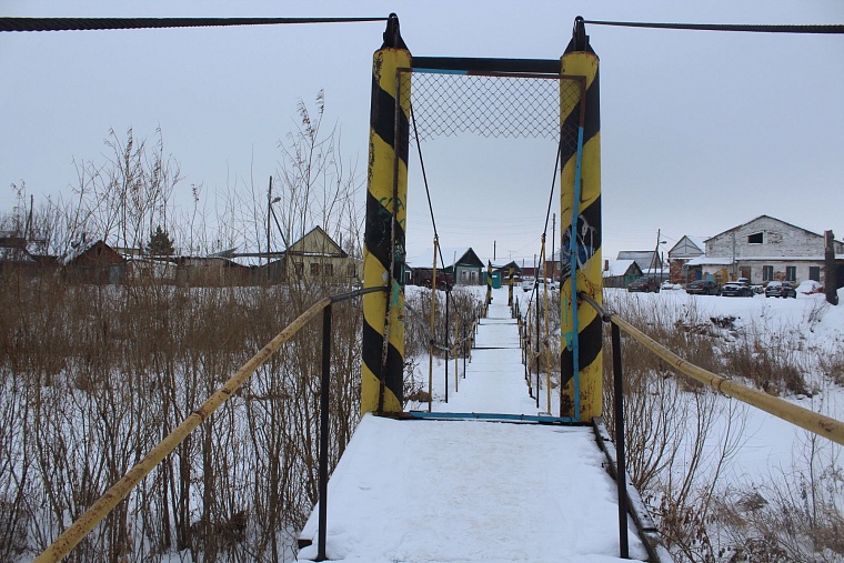 В Ишиме демонтируют пешеходный мост через реку Мергень