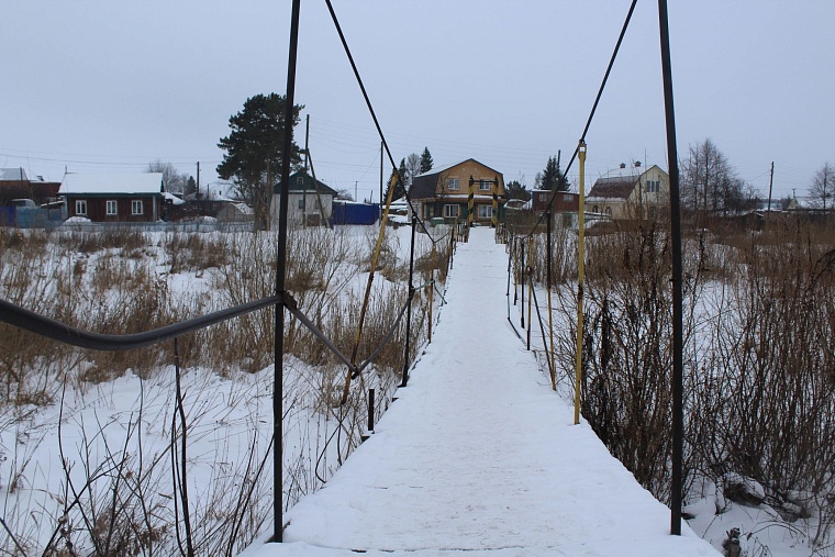 В Ишиме демонтируют пешеходный мост через реку Мергень