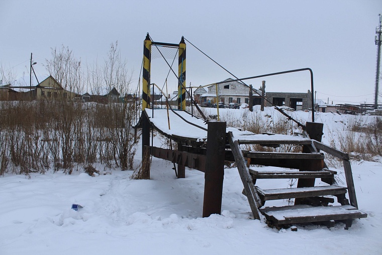 В Ишиме демонтируют пешеходный мост через реку Мергень