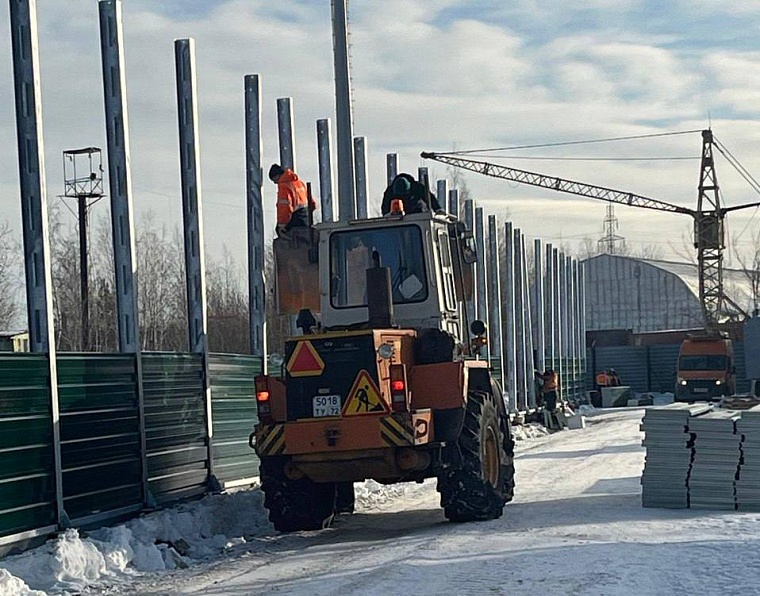 На улице Крайней в Тюмени монтируют 231-метровый шумозащитный экран