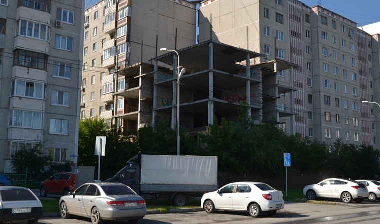 На ул. Демьяна Бедного в Тюмени снесут недостроенное здание