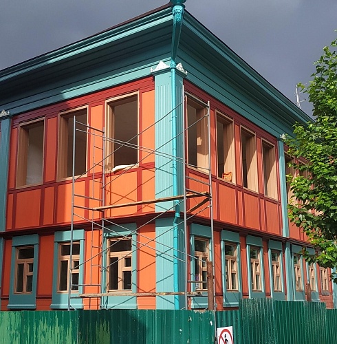 Исторический "Дом Привалова" в Тюмени покрасили в яркие цвета