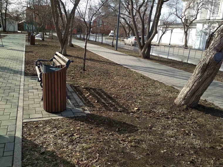 Обновление сквера у Свято-Троицкого монастыря завешено