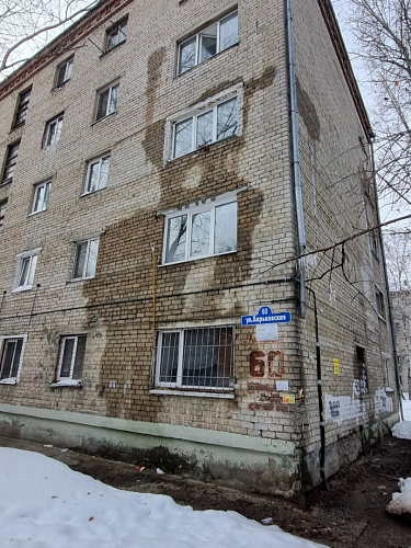 Пятиэтажка на Харьковской, 60 в Тюмени стала опасной для прохожих