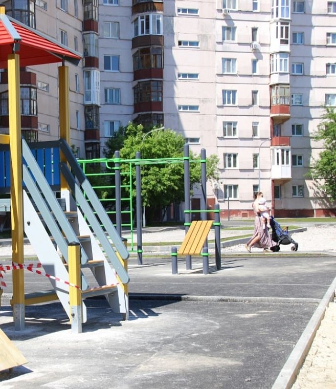 Ко Дню молодежи на улице Муравленко откроют благоустроенный двор