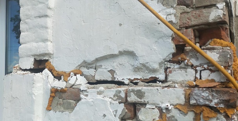 В Вагае определят судьбу старого многоквартирного дома