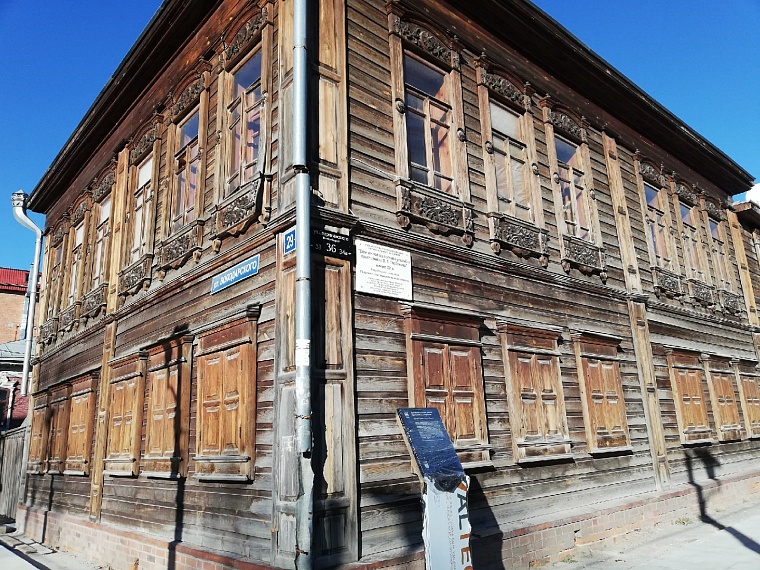 В администрации Тюмени пояснили, почему адресные таблички на улице Дзержинского черного цвета