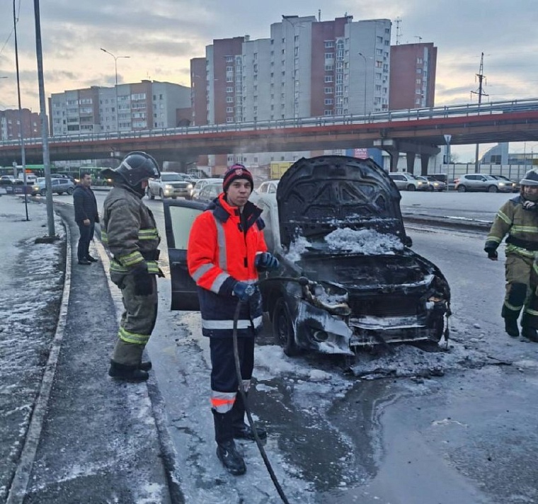 Работники водоканала помогли тюменцам потушить легковушку